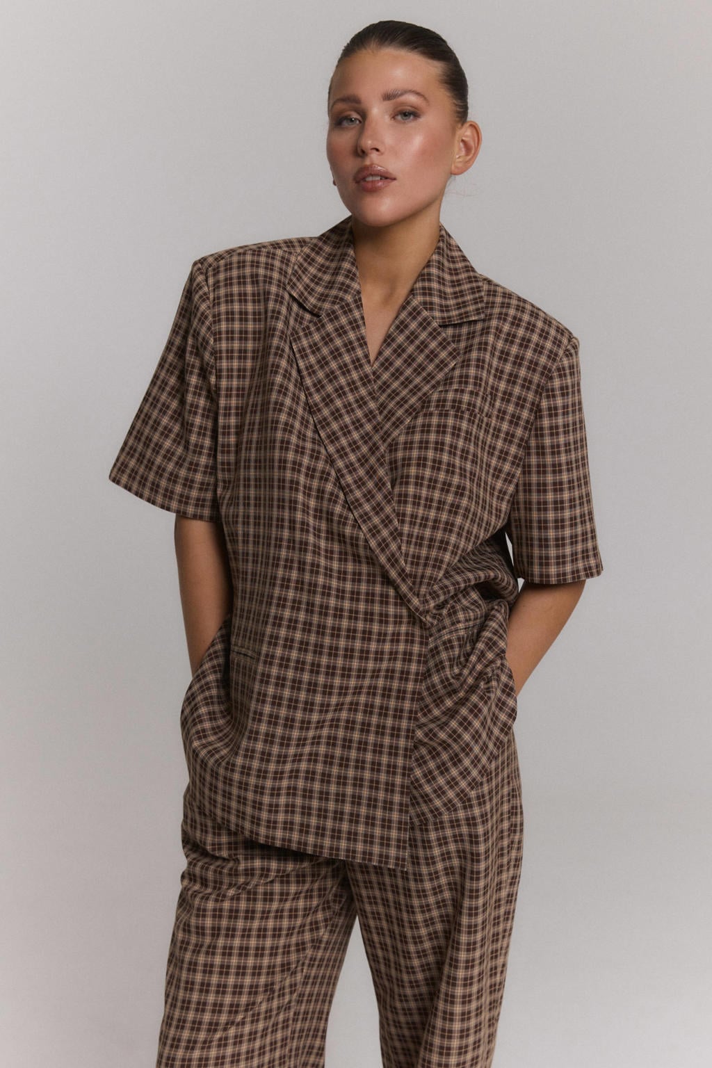 Bruine dames Refined Department oversized geruite blazer van polyester met korte mouwen, reverskraag, knoopsluiting en schoudervulling
