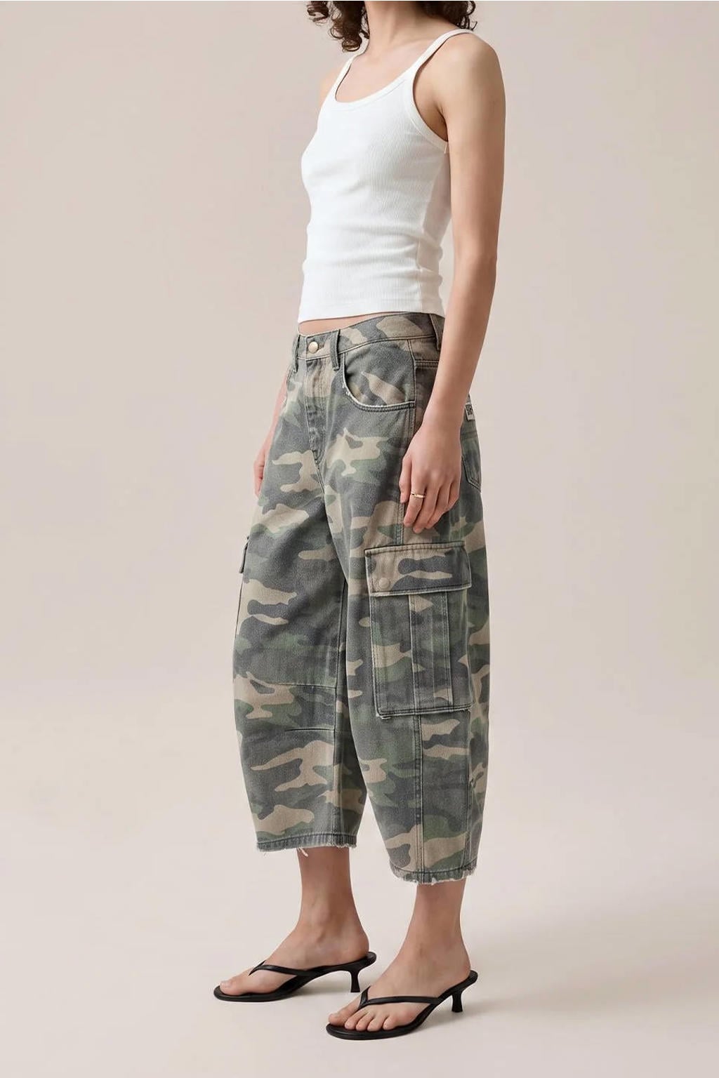 Groene dames Lois barrel camouflage bermuda short van denim met regular waist en rits- en knoopsluiting