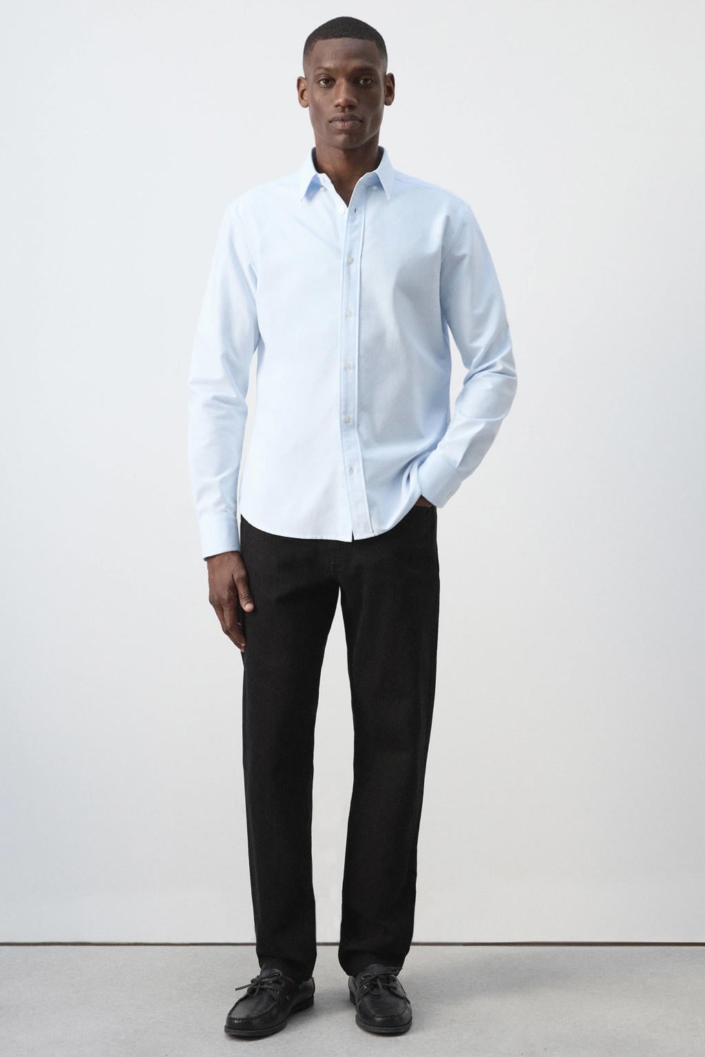 Lichtblauwe heren Mango Man regular fit oxford overhemd van katoen met effen, lange mouwen en klassieke kraag