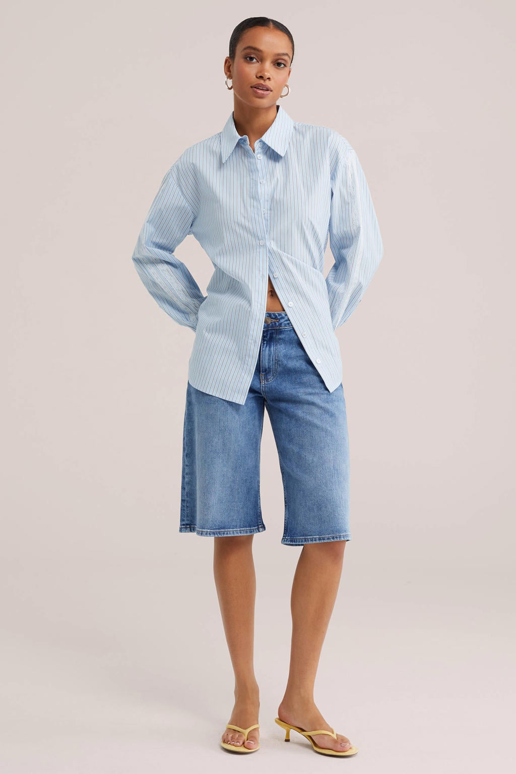 Lichtblauw en ecru dames WE Fashion gestreepte blouse van katoen met backprint, lange mouwen, klassieke kraag en knoopsluiting