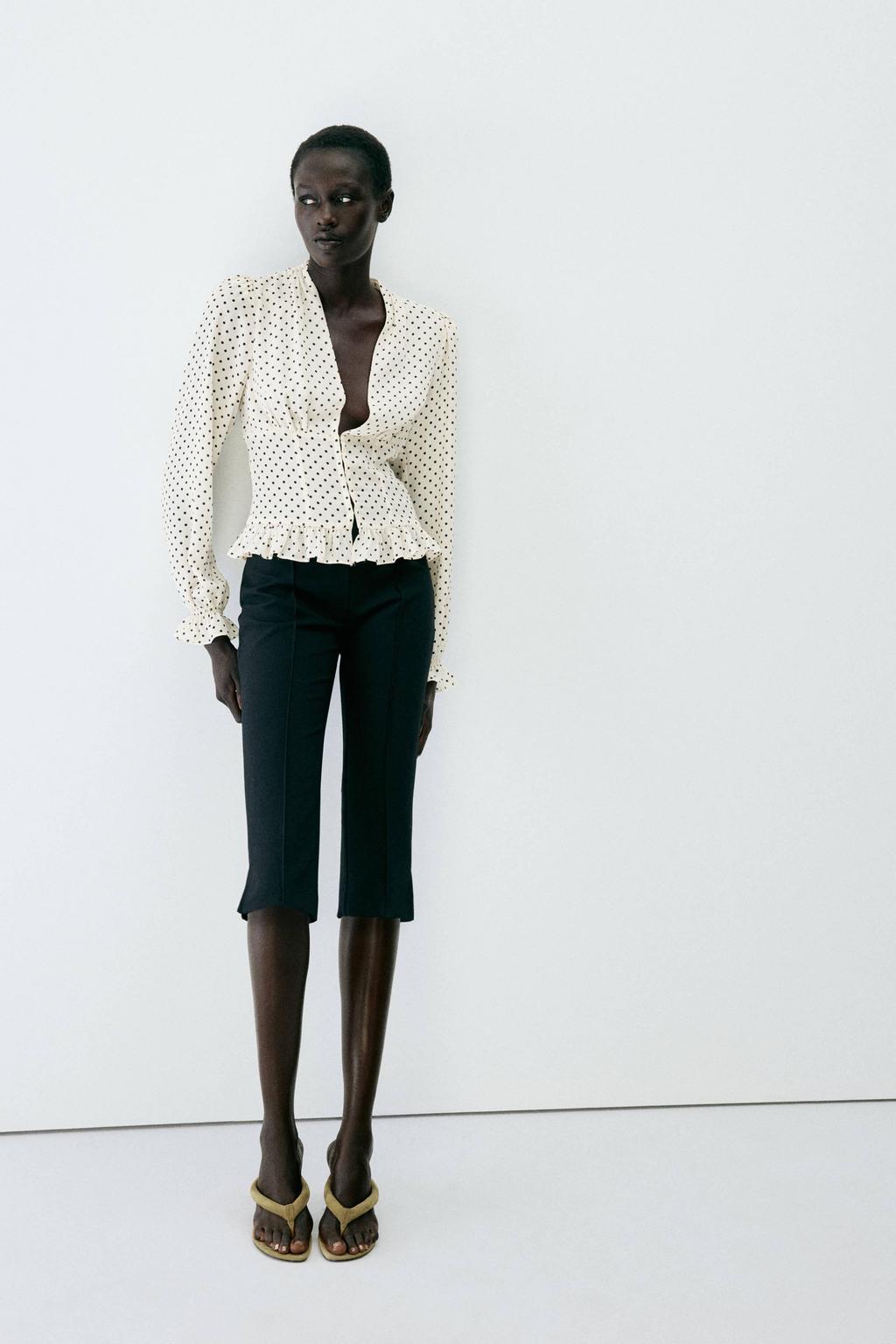 Wit en zwarte dames Mango blouse en ruches van polyester met stippenprint, lange mouwen, V-hals en knoopsluiting