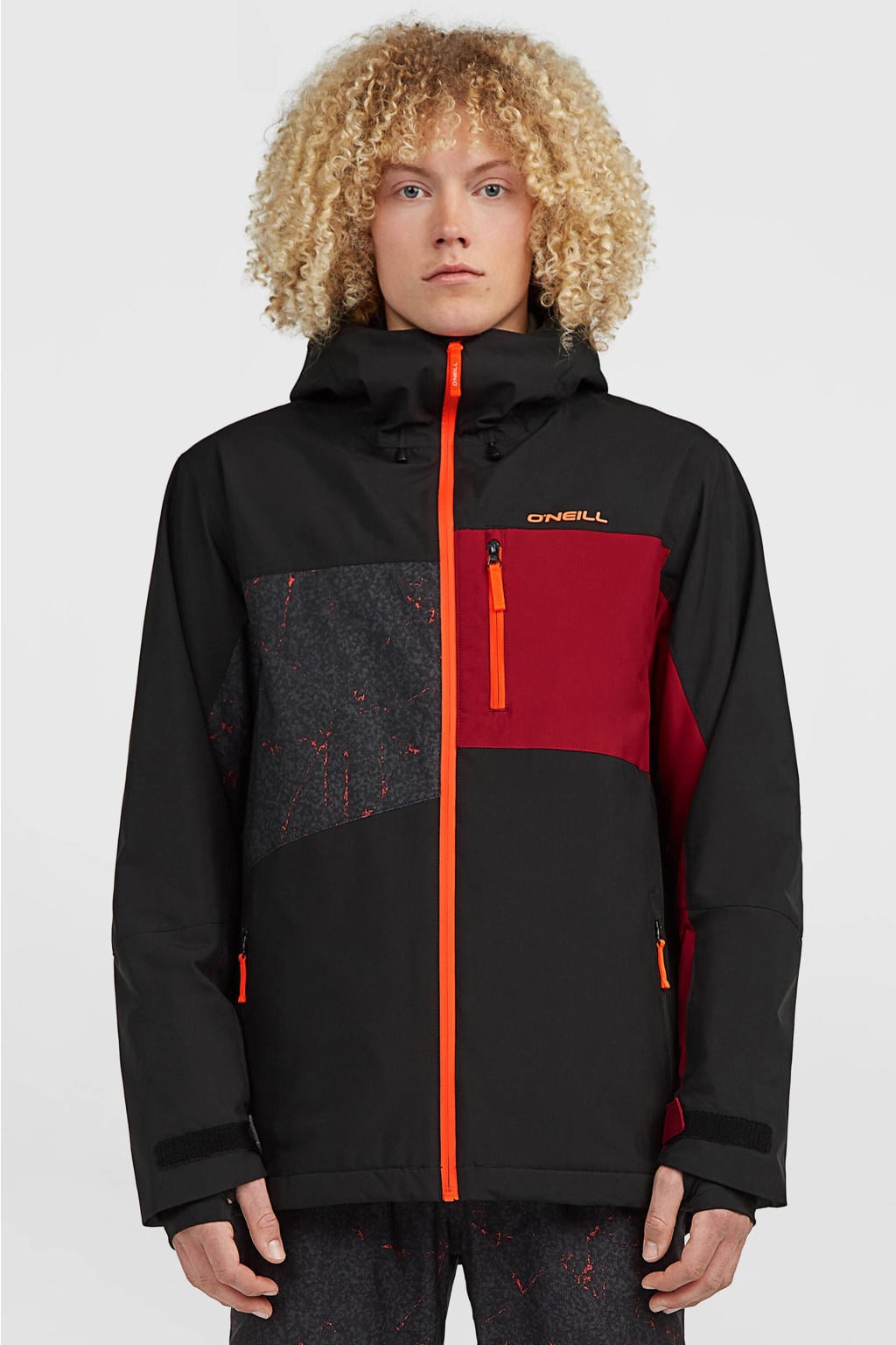 Zwart en rode heren O'Neill ski-jas van polyester met meerkleurige print, capuchon en ritssluiting
