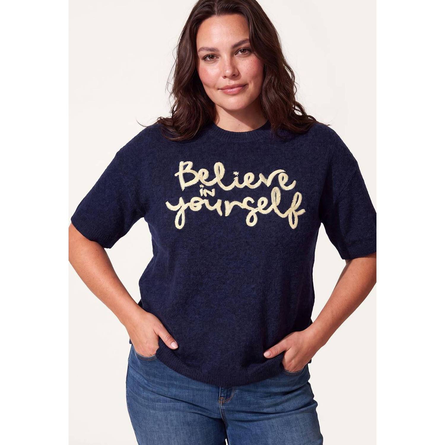 Miss Etam Plus gebreide trui met tekst donkerblauw