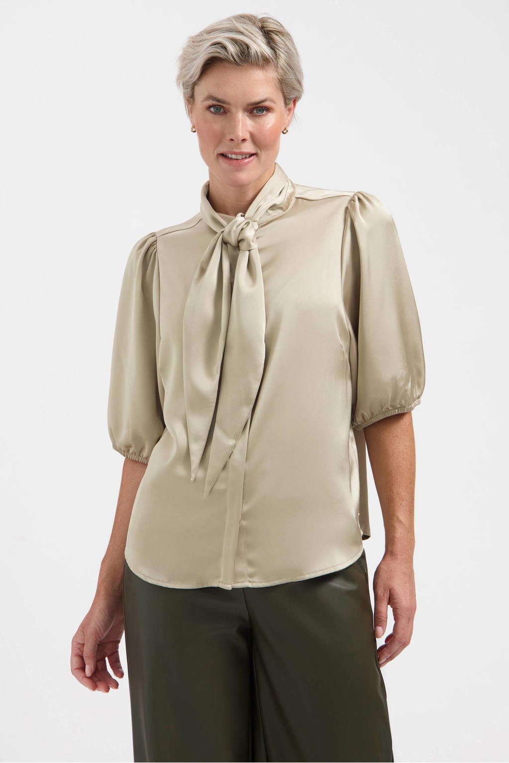 Champagne dames Lady Day blouse van polyester met effen, korte mouwen, sjaalkraag en knoopsluiting