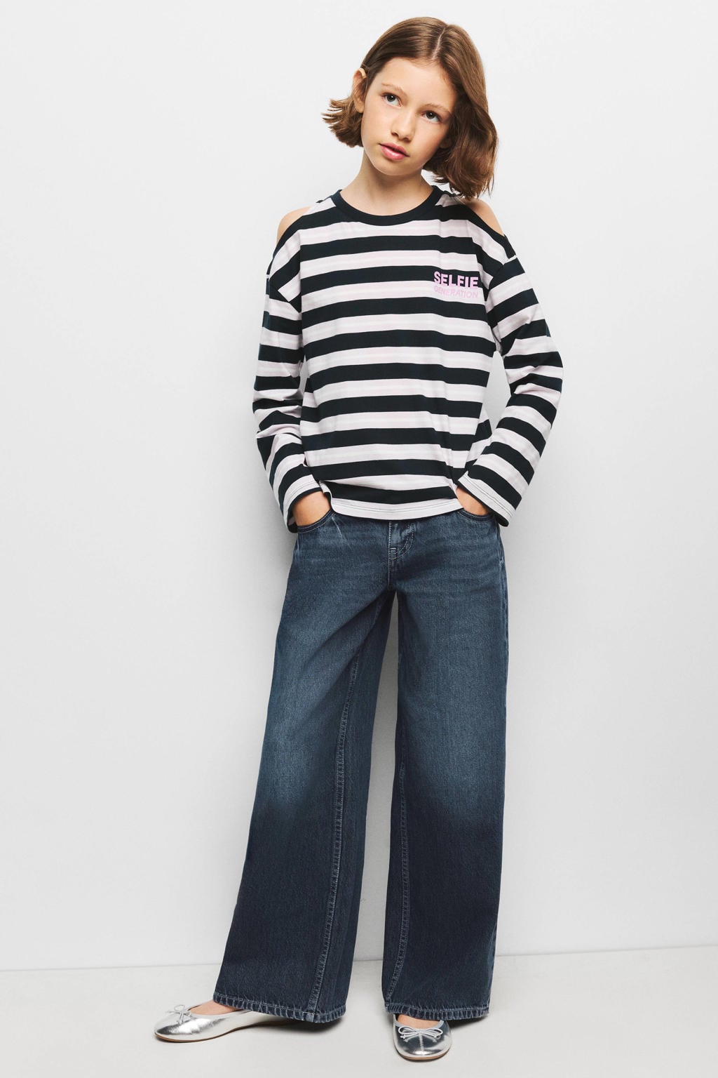 Mango Kids gestreepte longsleeve met open schouders en backprint - marineblauw