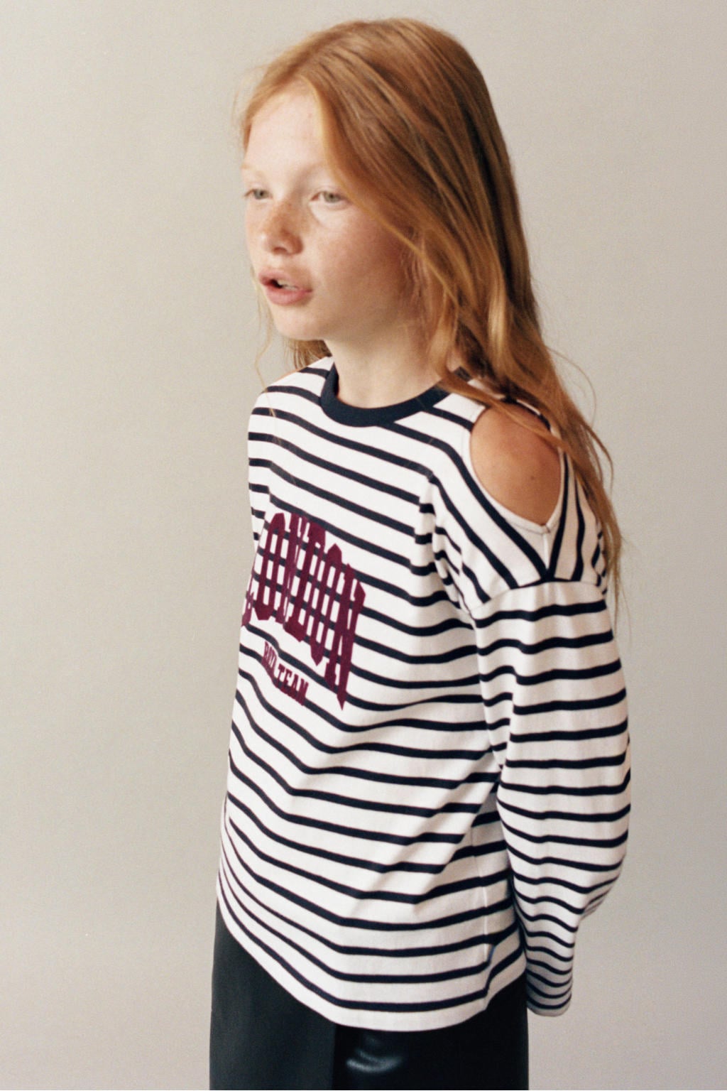 Mango Kids gestreepte longsleeve met open schouders en tekst