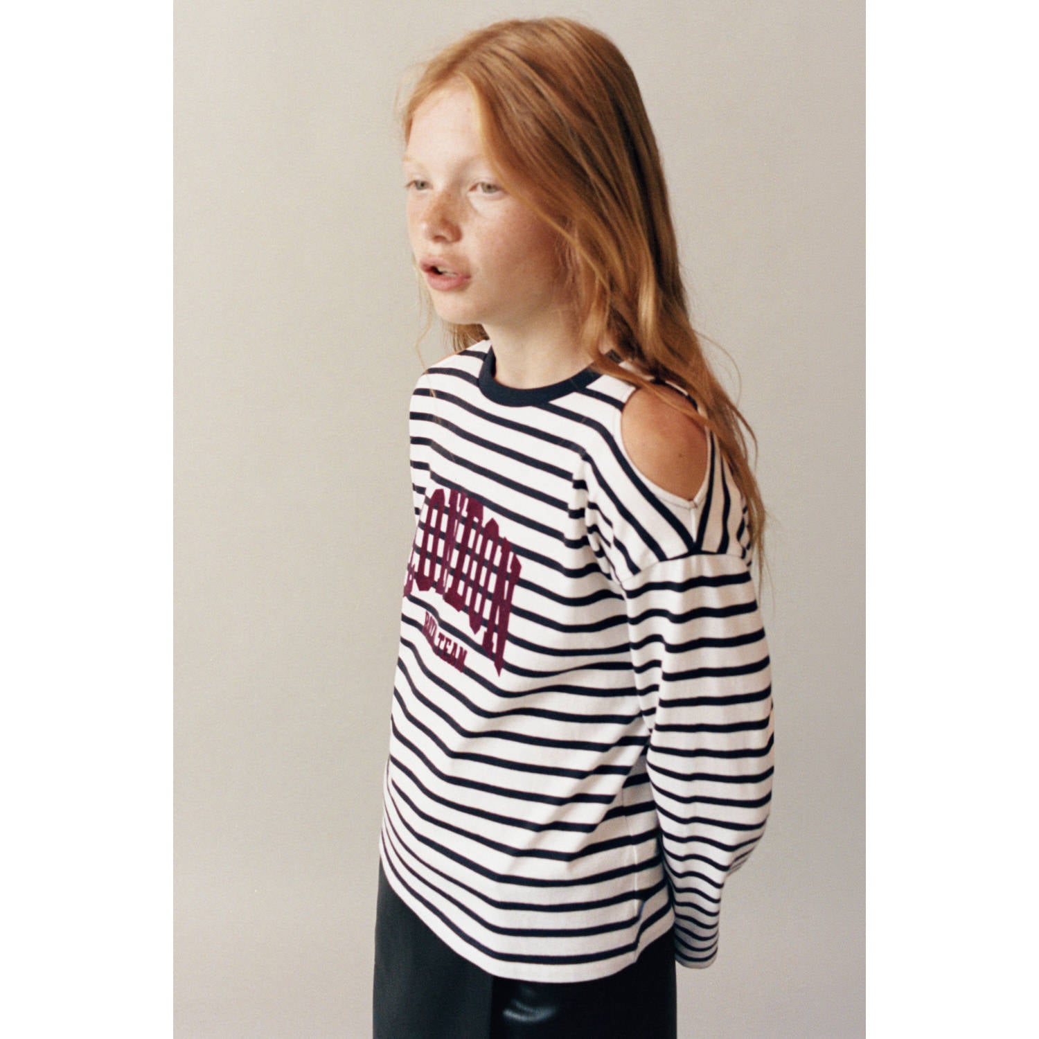 Mango Kids gestreepte longsleeve met open schouders en tekst