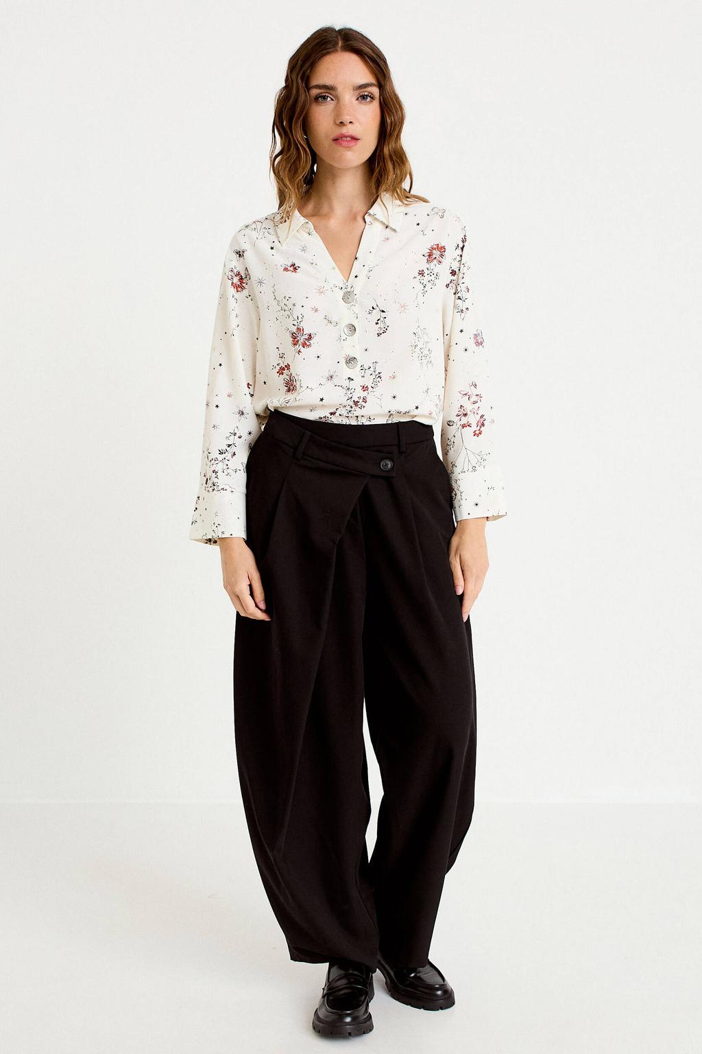 Ecru en rode dames Cache Cache gebloemde blousetop van polyester met lange mouwen, klassieke kraag en knoopsluiting