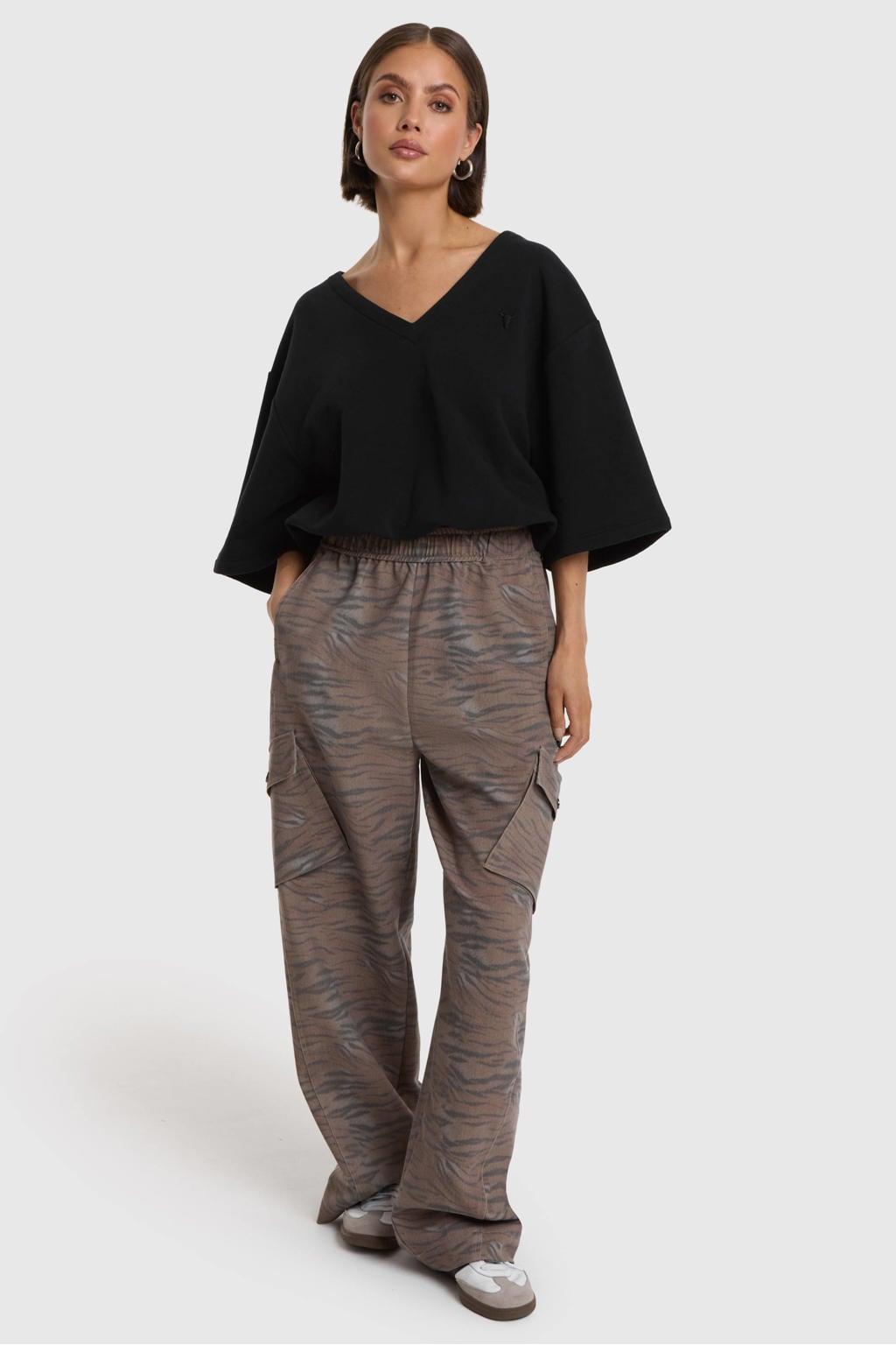 Bruine dames Alix the Label baggy cargobroek met regular waist en dierenprint