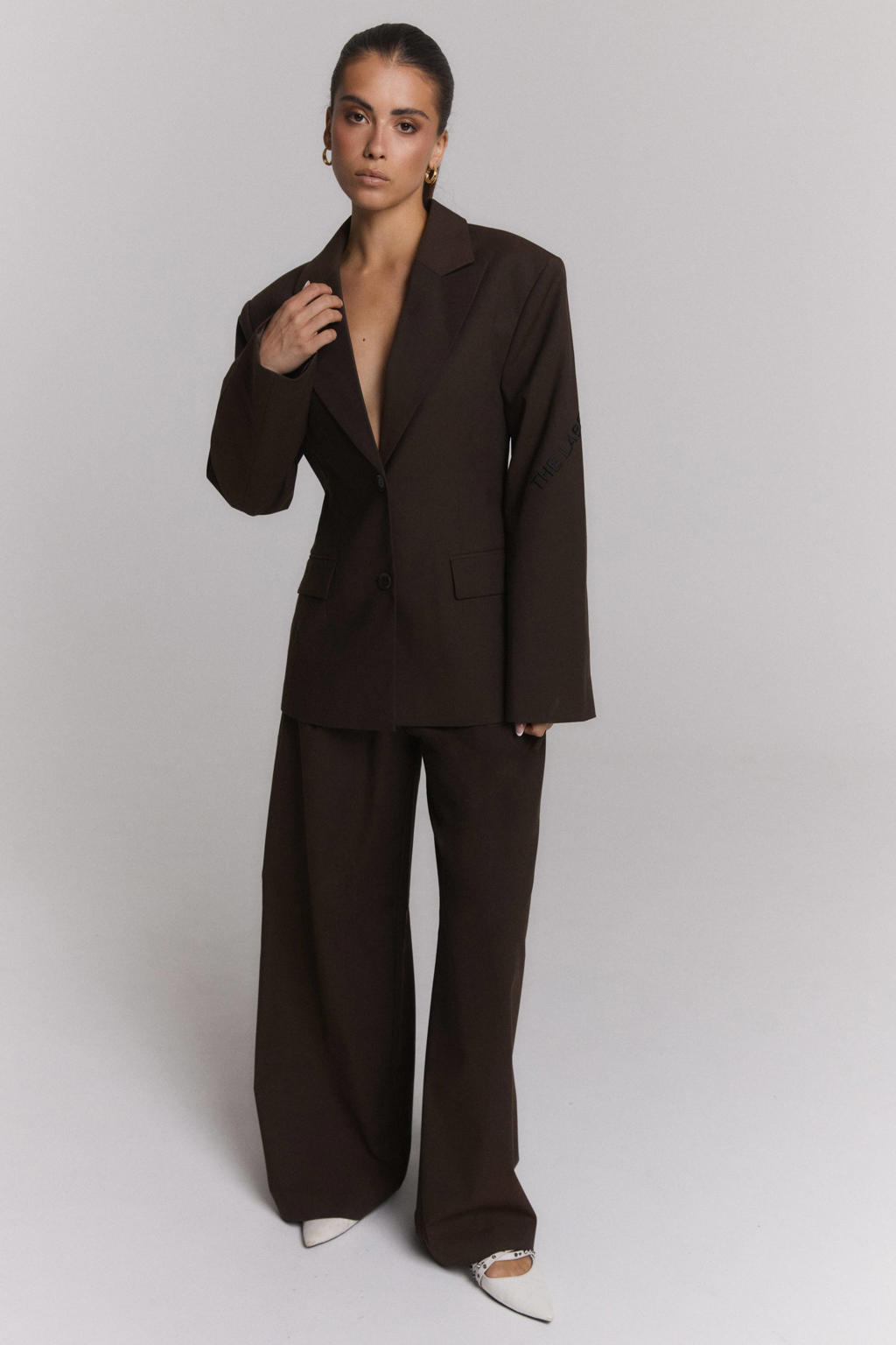 Bruine dames Alix the Label getailleerde blazer met effen, lange mouwen, klassieke kraag, knoopsluiting en schoudervulling