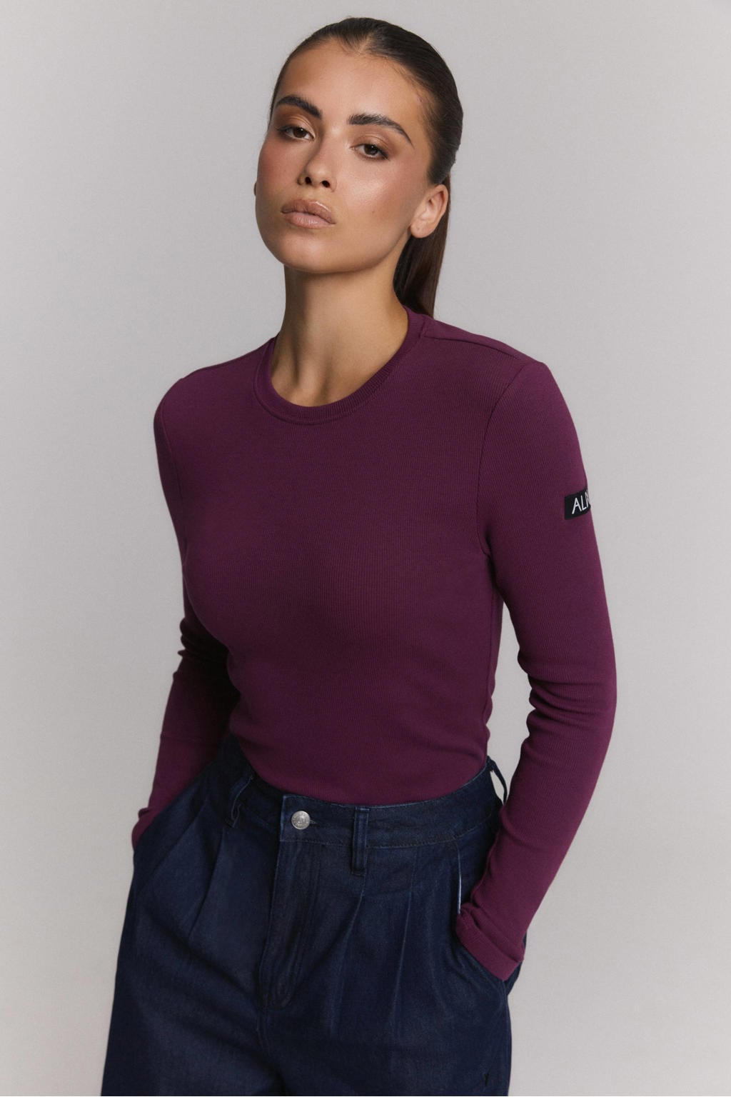 Aubergine dames Alix the Label aansluitende top met effen, lange mouwen en ronde hals
