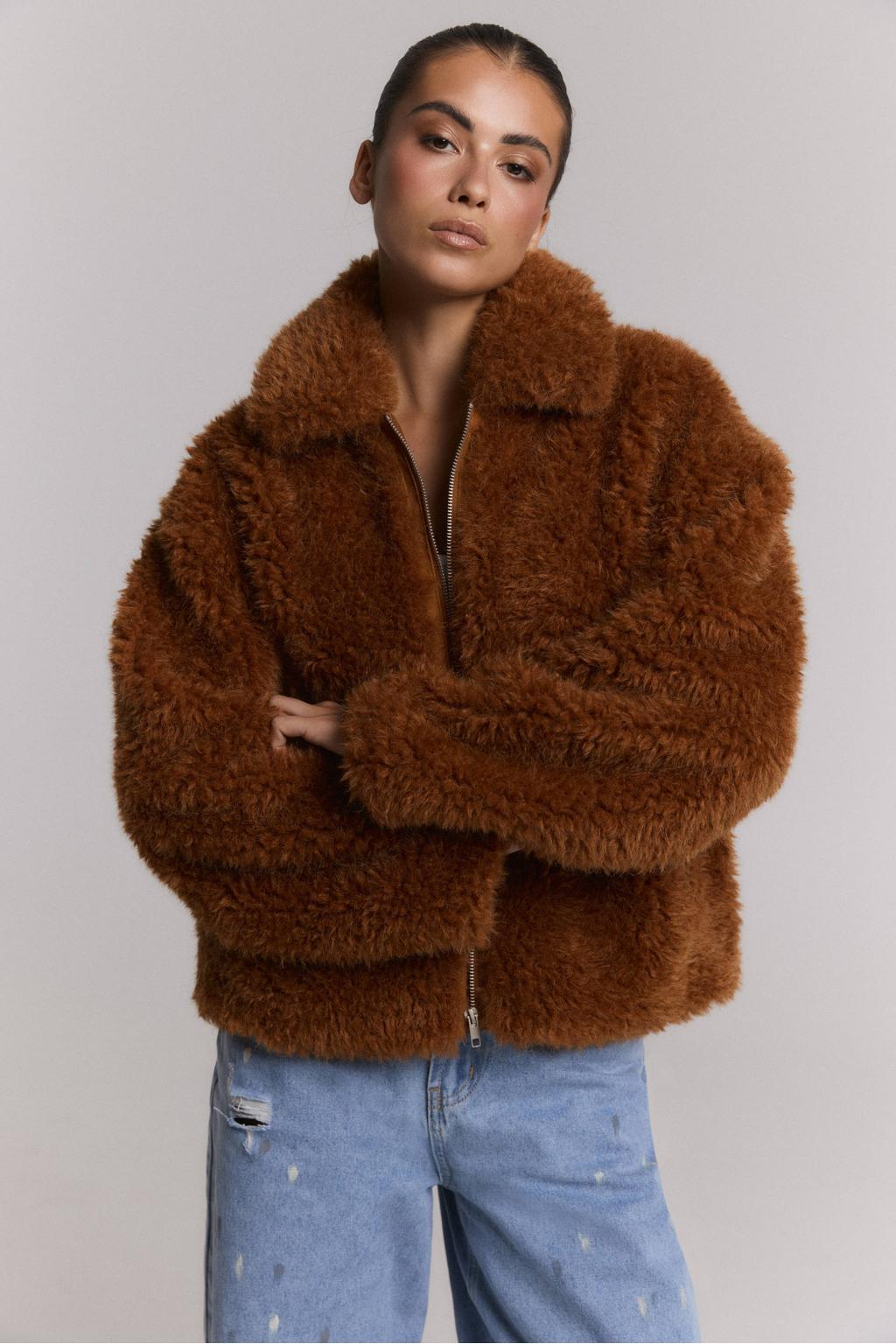 Cognackleurige dames Alix the Label faux fur jas met effen, lange mouwen en ritssluiting