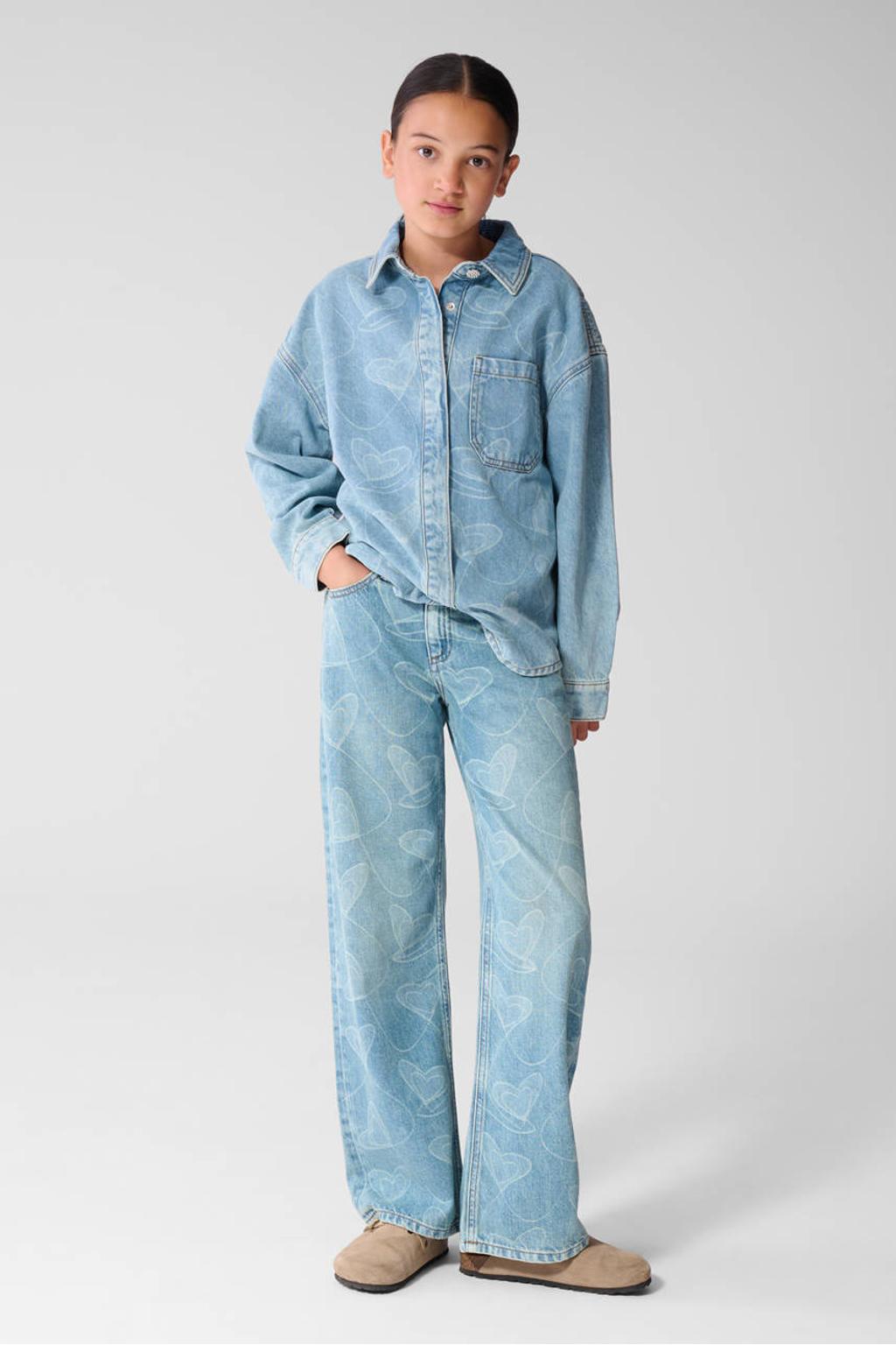 Light blue denim meisjes Shoeby wide leg jeans van denim met high waist, rits- en knoopsluiting en hartjesprint