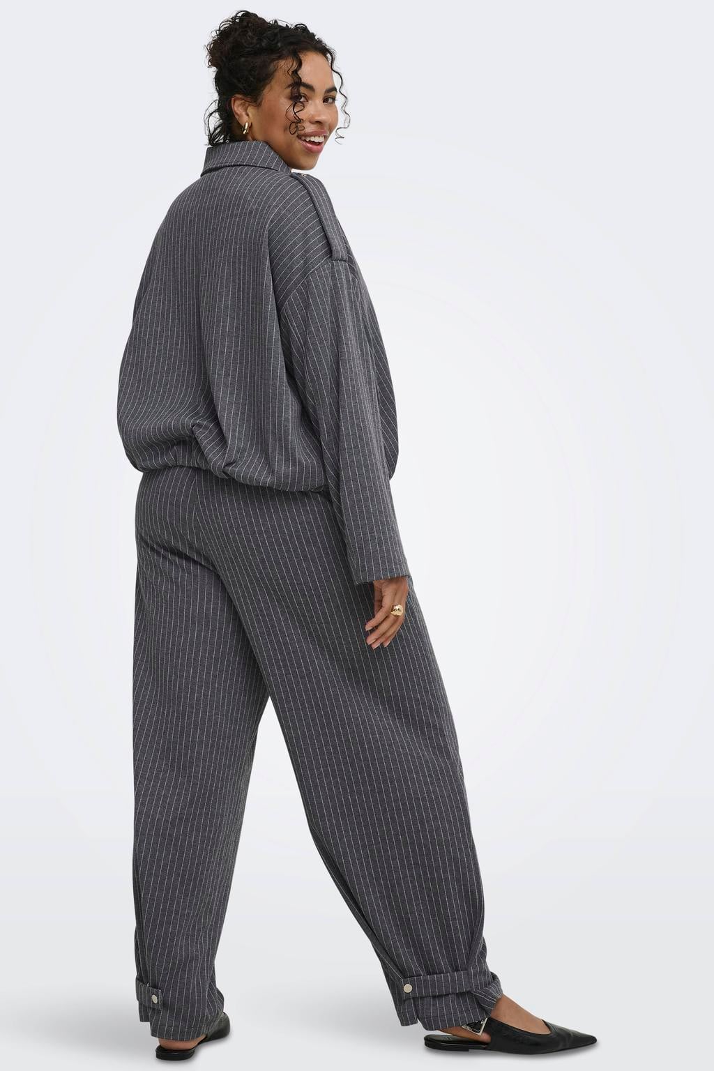Grijze dames ONLY CARMAKOMA Plus Size jas van polyester met lange mouwen, knoopsluiting en geweven detail