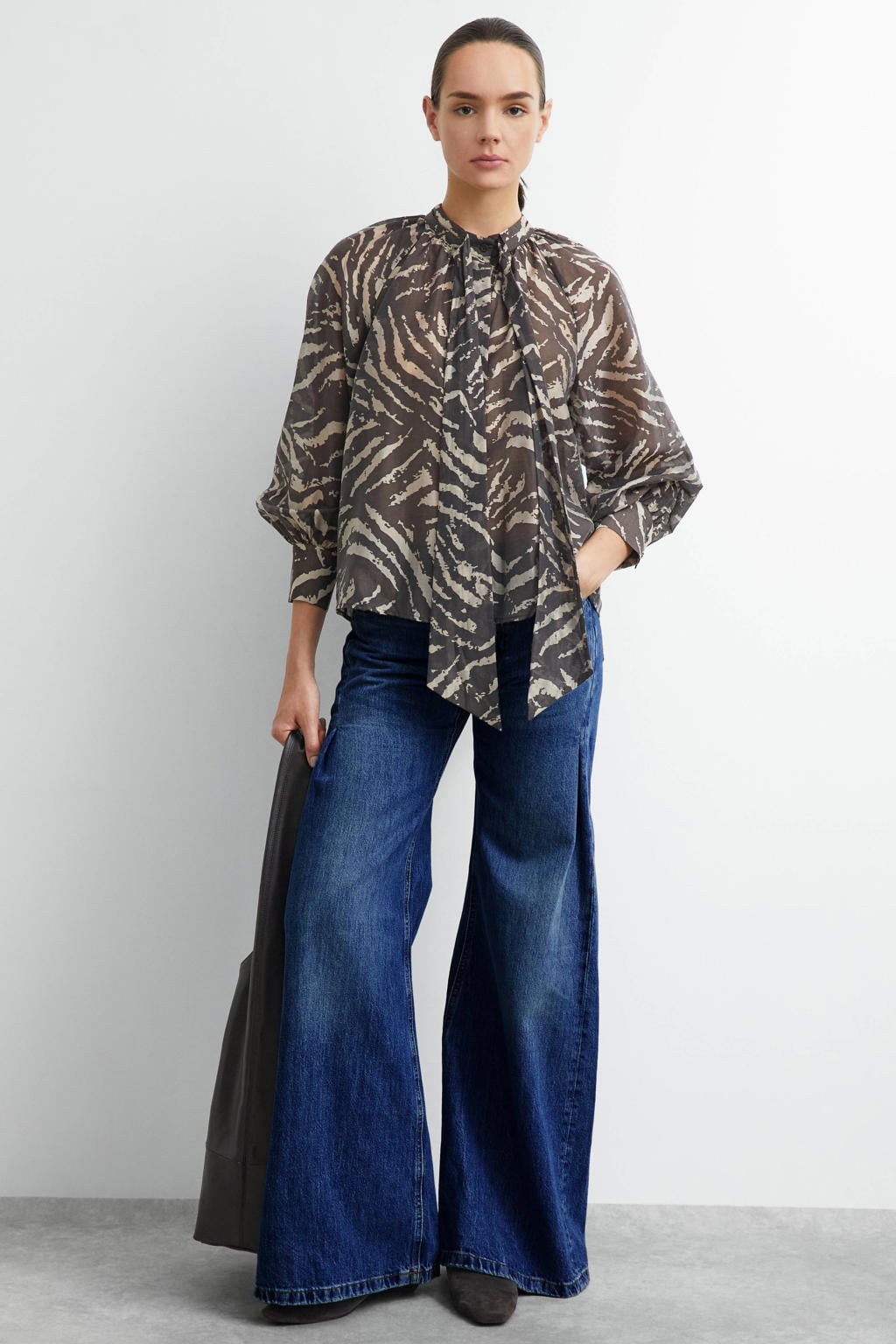 Donkerbruin en ecru dames comma top van lyocell met zebraprint, lange mouwen en strikkraag