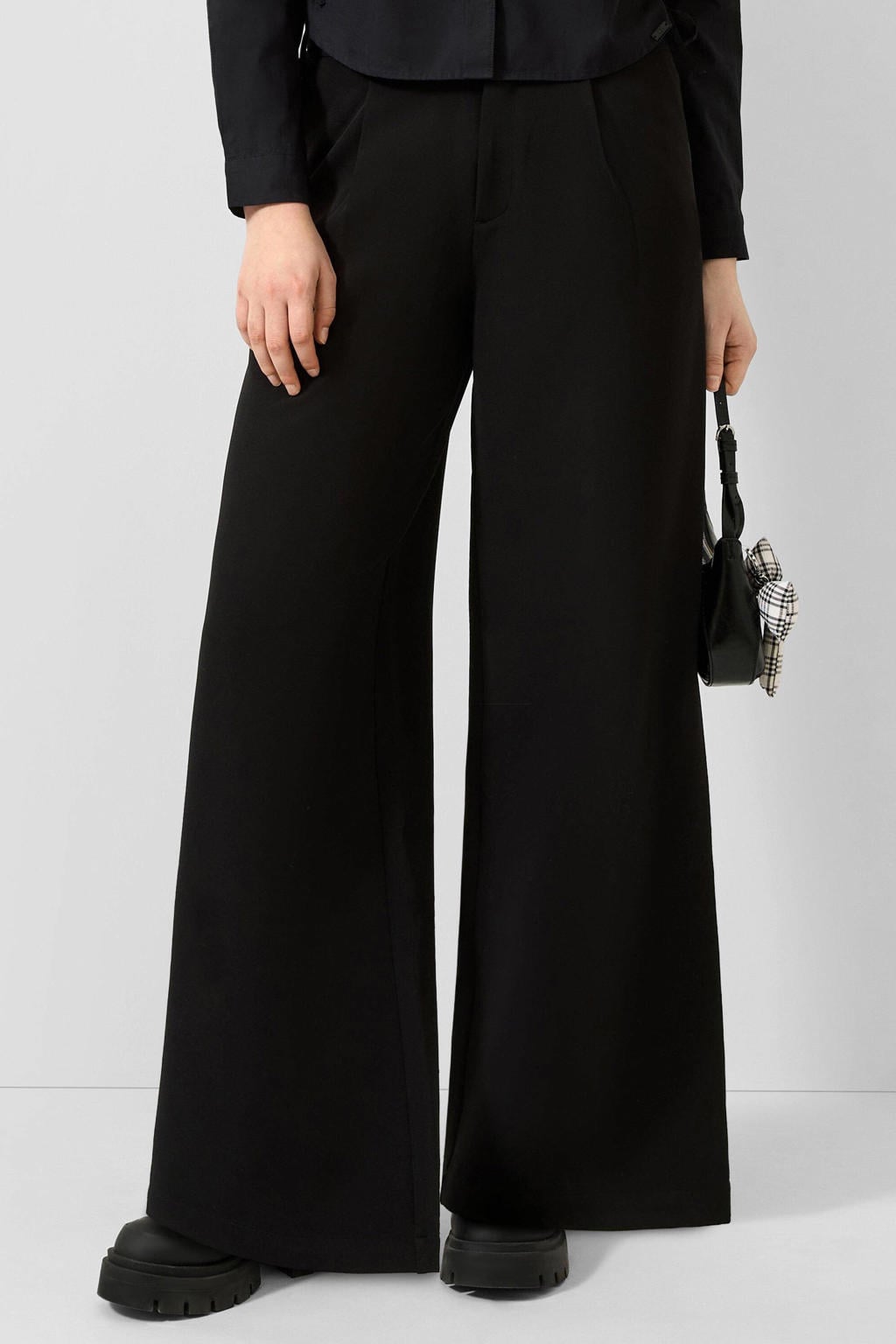 Zwarte dames QS wide leg pantalon met rits- en knoopsluiting en effen