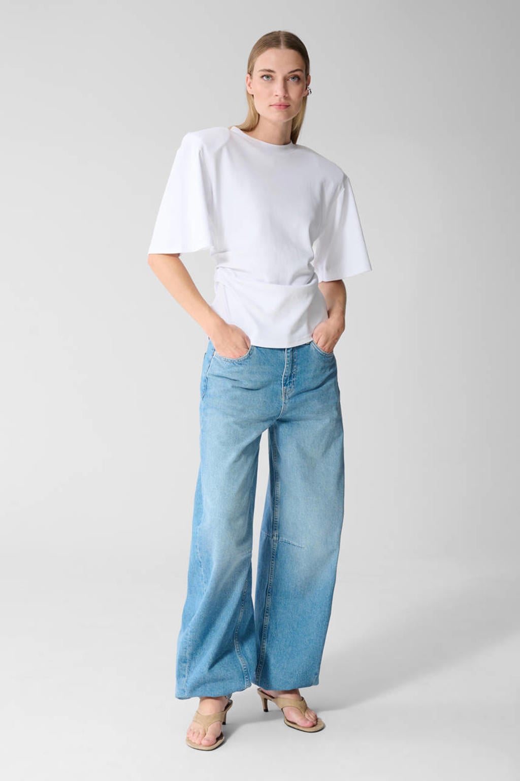 Medium blue denim dames Shoeby barrel jeans mediumblauw van denim met regular waist, rits- en knoopsluiting en effen