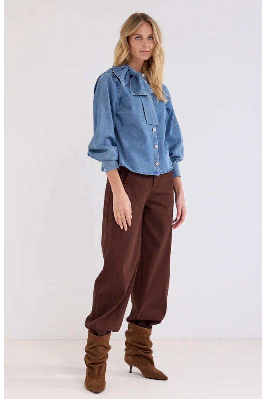 Medium blue denim dames Tramontana blouse mediumblauw van denim met effen, lange mouwen, sjaalkraag en knoopsluiting