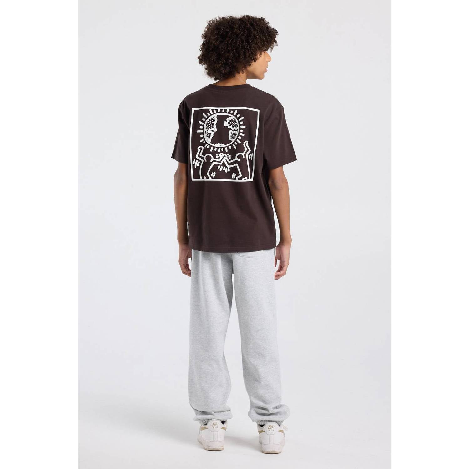 America Today T-shirt met backprint bruin