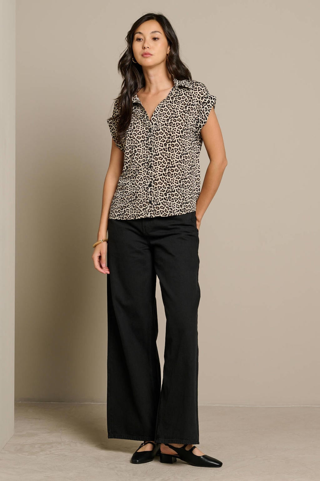 Beige en zwarte dames LOLALIZA blouse van polyester met dierenprint, korte mouwen, klassieke kraag en knoopsluiting