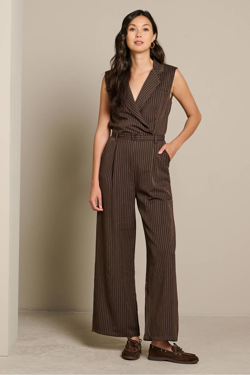 LOLALIZA gestreepte jumpsuit met ceintuur - bruin