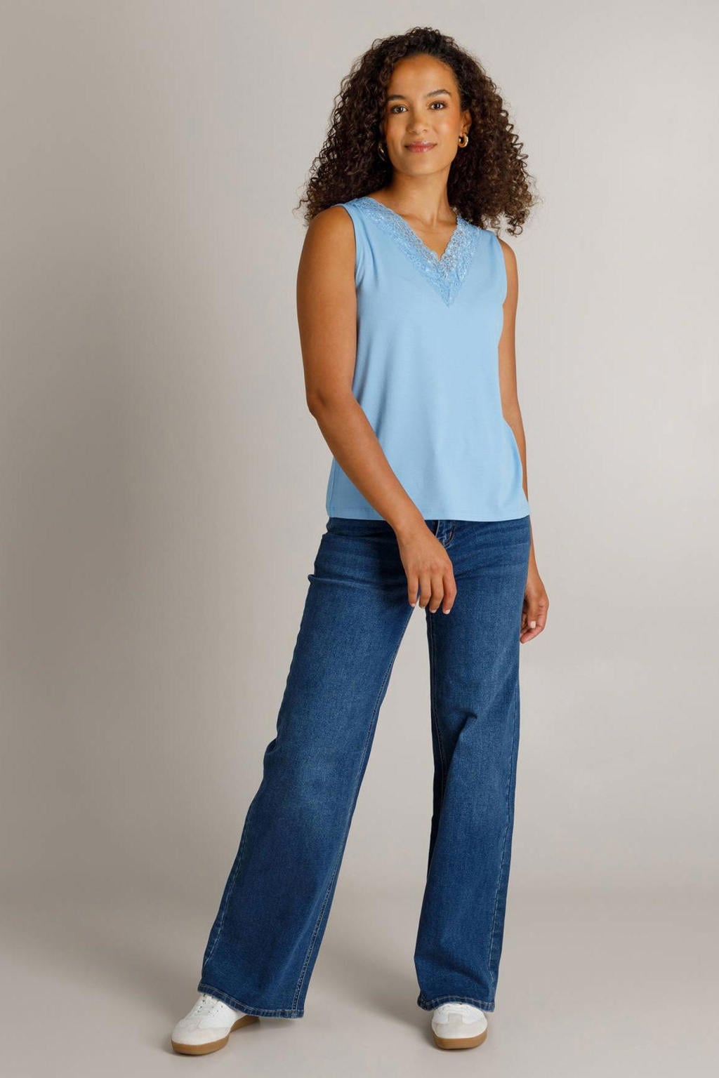 Lichtblauwe dames Ivy Beau top van viscose met effen, V-hals en kant