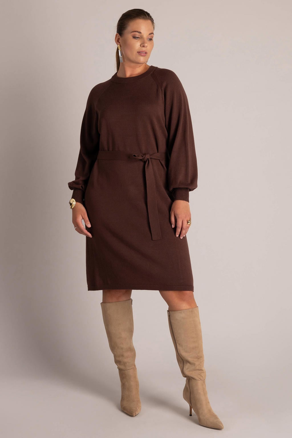 Yest Curve Plus Size gebreide midi jurk met ceintuur - roodbruin