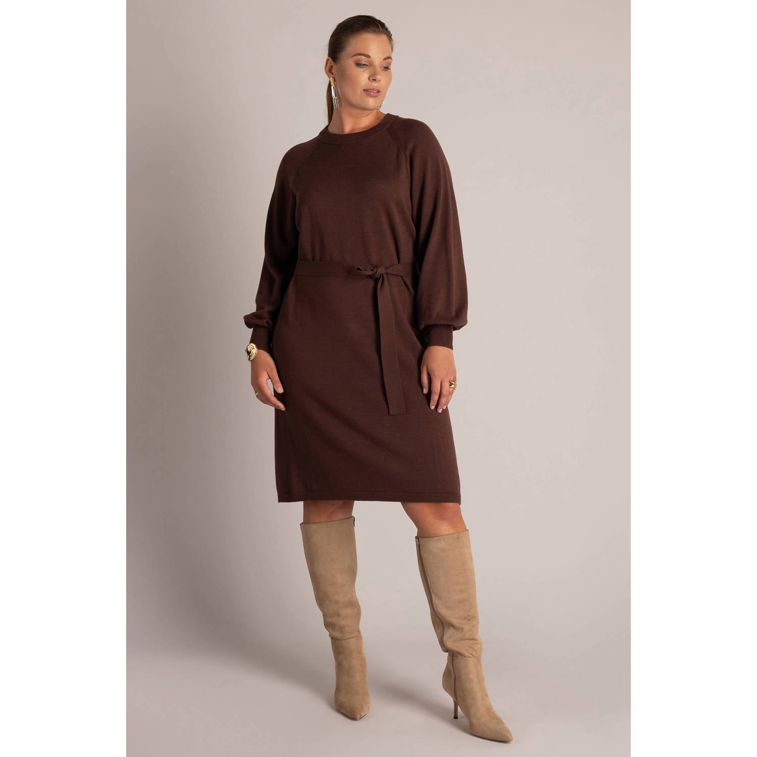 Yest Curve Plus Size gebreide midi jurk met ceintuur roodbruin