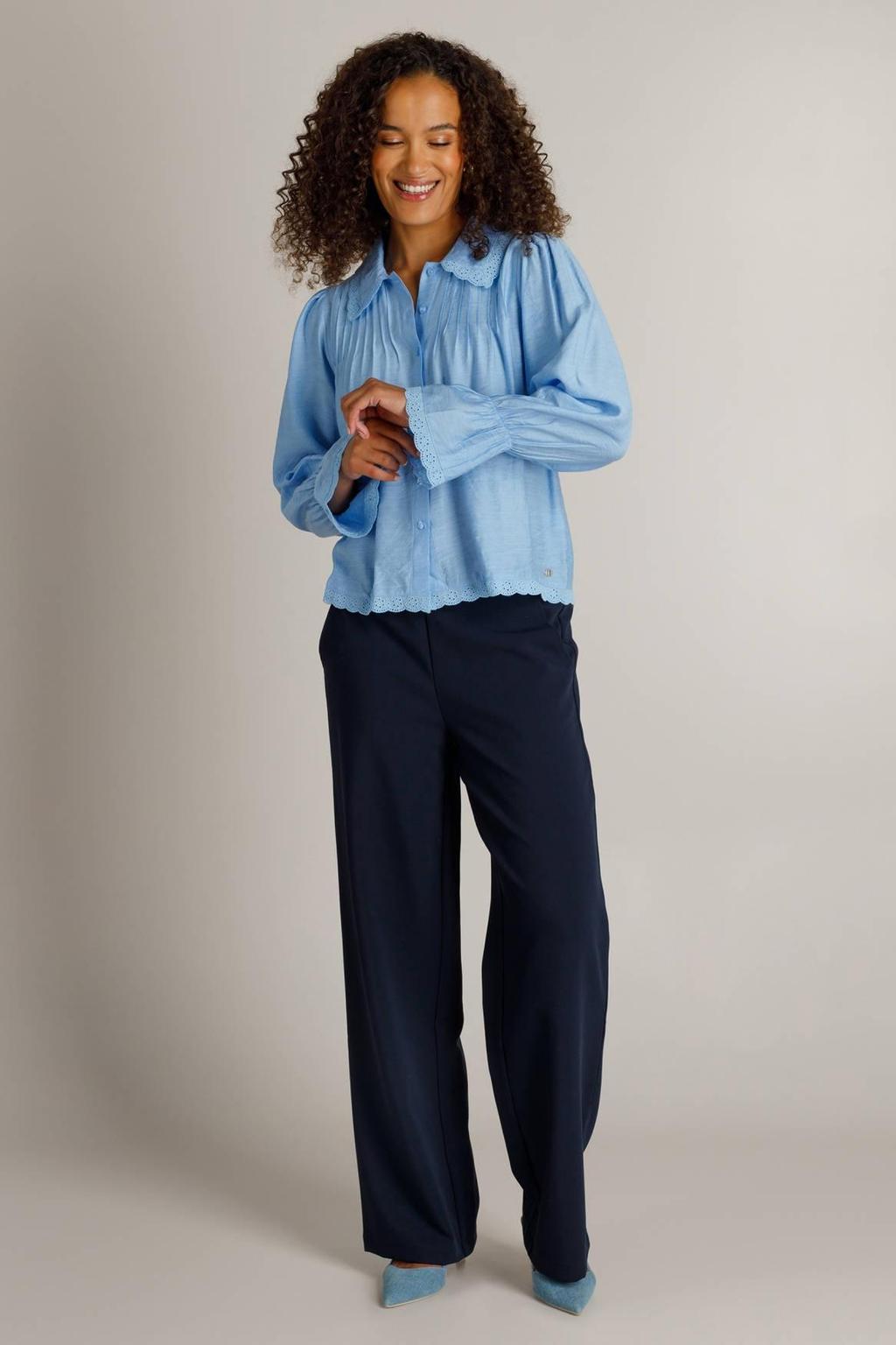 Lichtblauwe dames Ivy Beau blouse van viscose met effen, lange mouwen, klassieke kraag, knoopsluiting en broderie