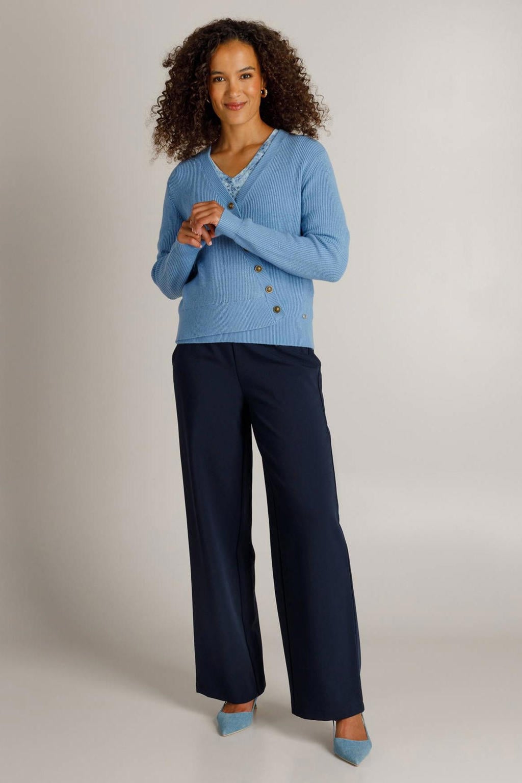 Lichtblauwe dames Ivy Beau gebreide trui van viscose met effen, lange mouwen, V-hals, knoopsluiting en knoopdetail