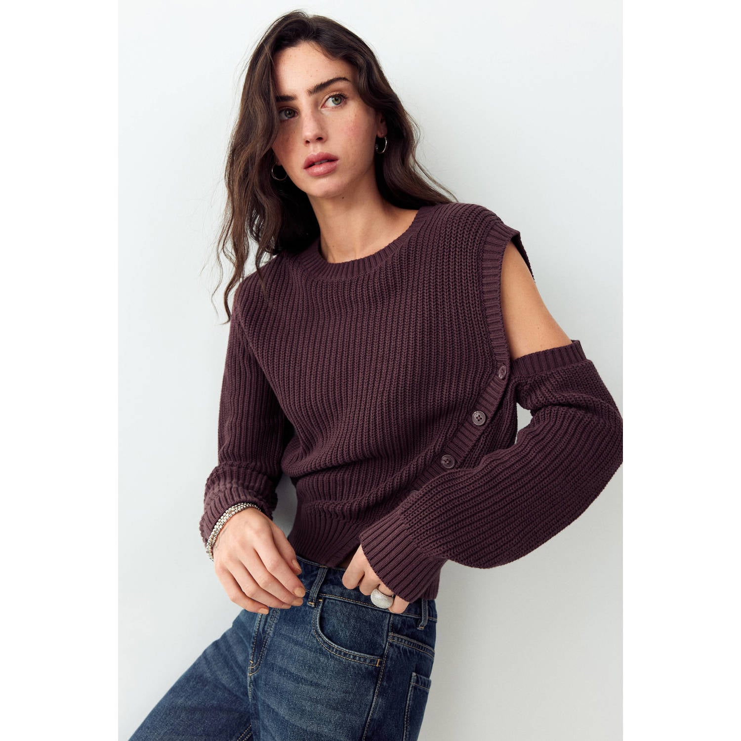 MANGO TEEN katoenen gebreide trui met open schouders donkerrood