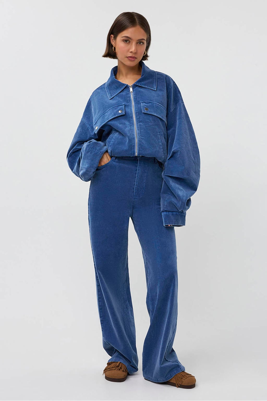Blauwe dames Studio AMAYA X Sofie Graafland straight leg broek van katoen met rits- en knoopsluiting en effen