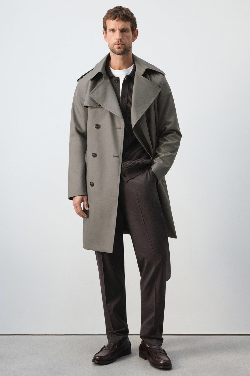 Grijze heren Mango Man trenchcoat van polyester met effen, lange mouwen, reverskraag, knoopsluiting en ceintuur