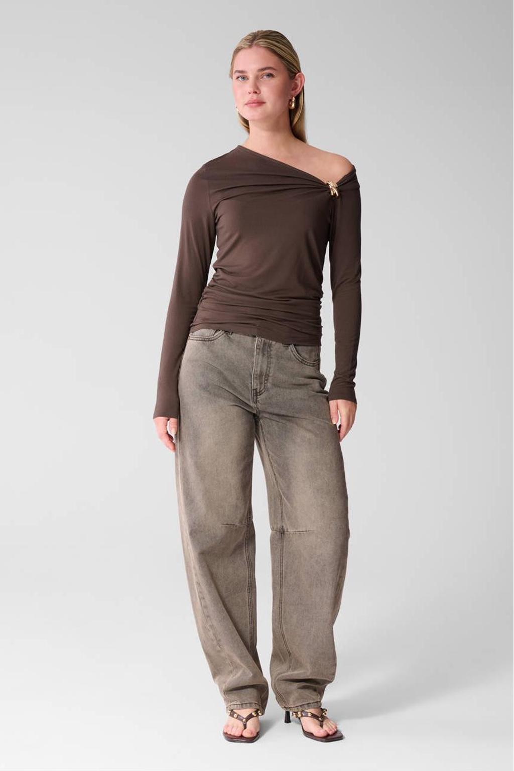 Bruine dames Shoeby top van viscose met effen, lange mouwen, off shoulder hals en siergesp
