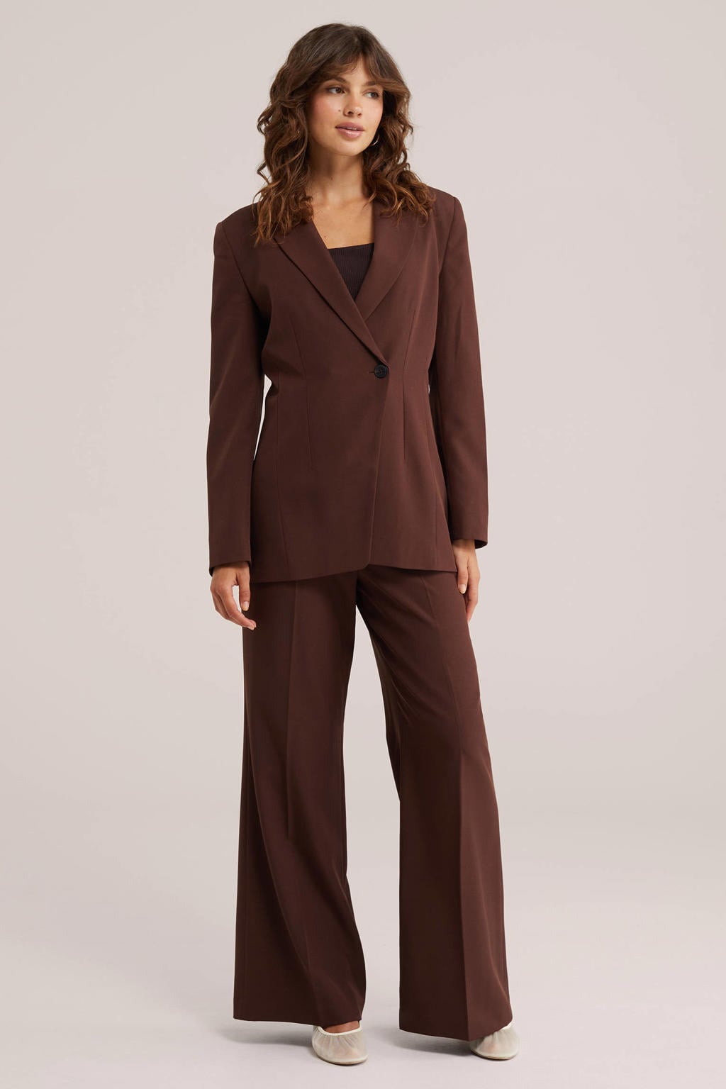 Bruine dames WE Fashion flared broek van polyester met regular waist, rits, haak- en knoopsluiting en effen