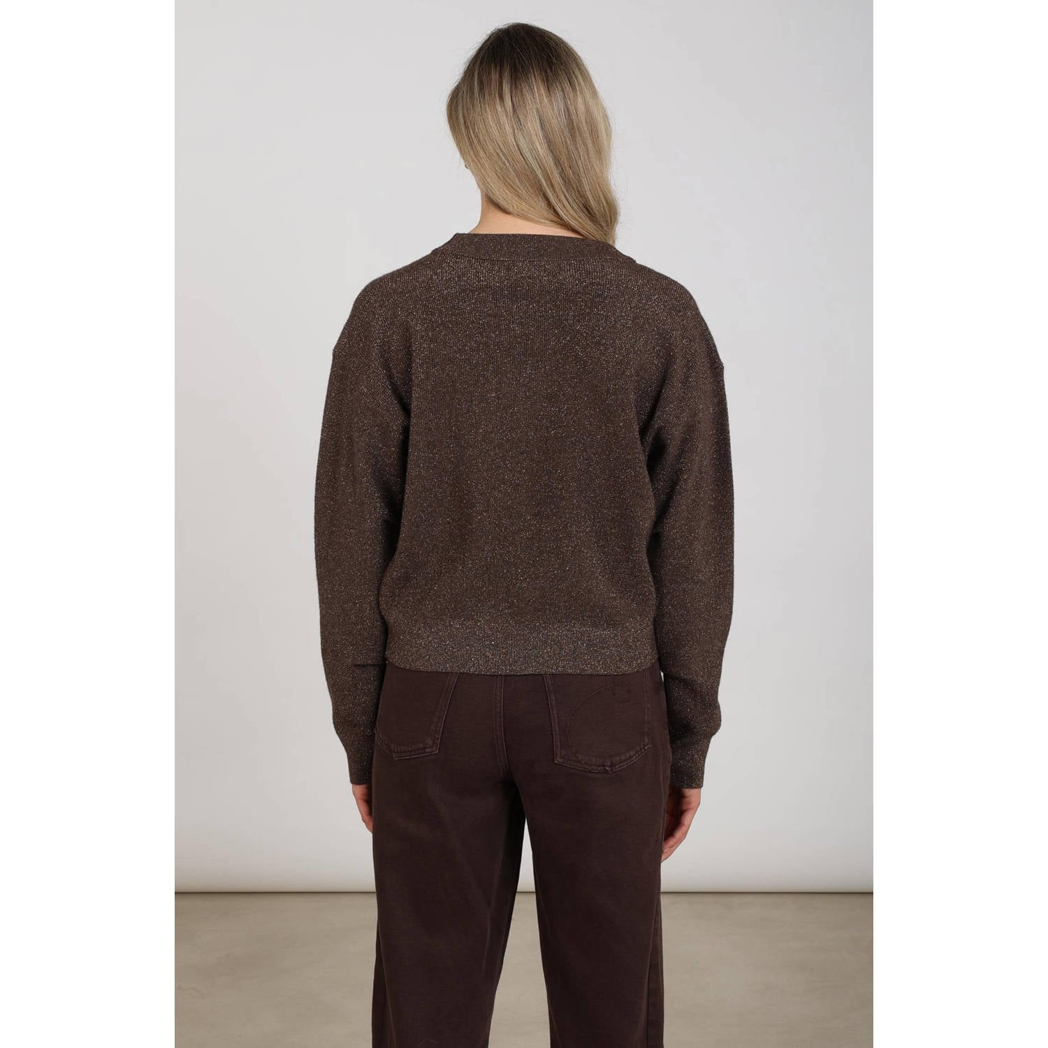 NUKUS gebreid vest met glitters donkerbruin
