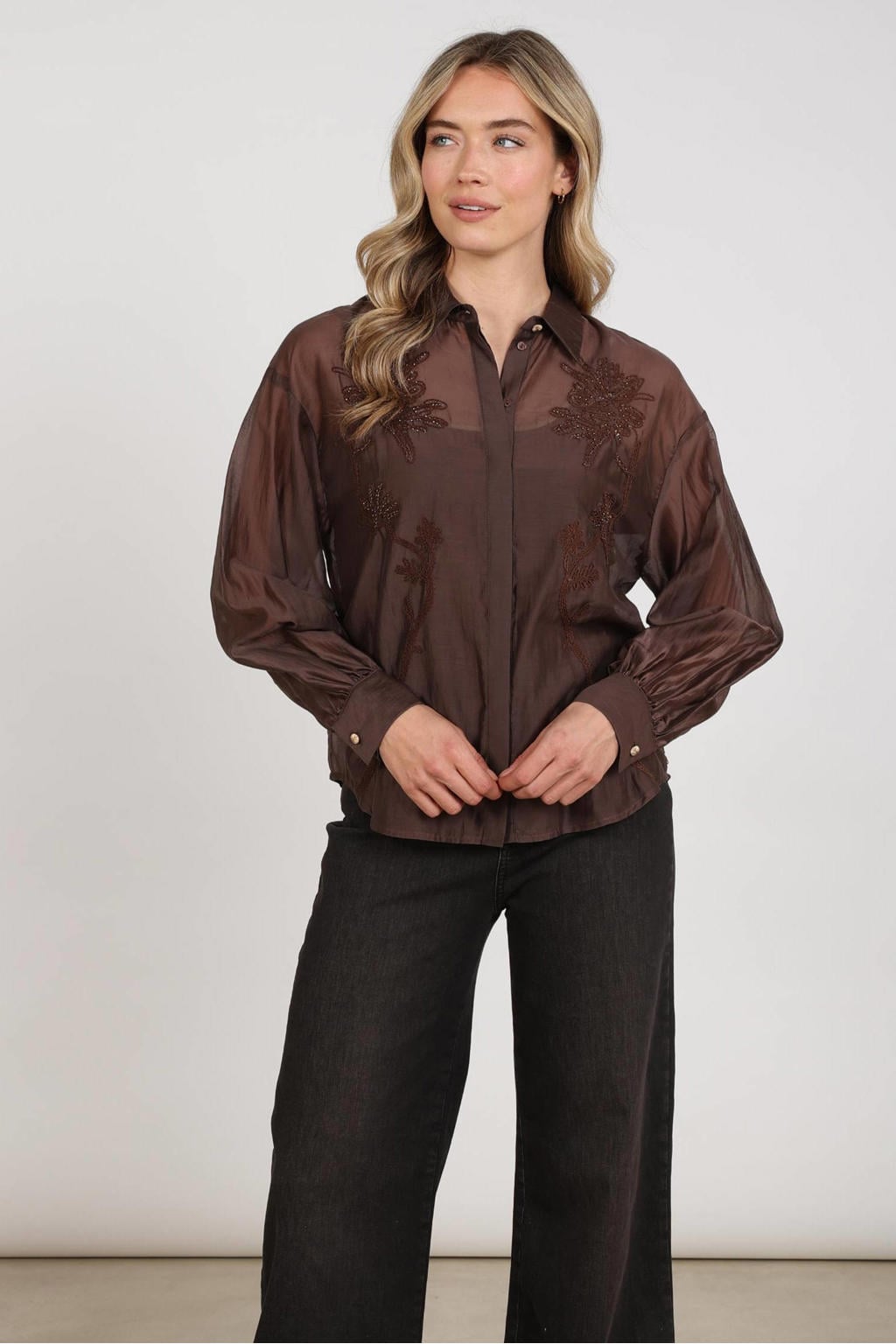 NUKUS semi-transparante blouse met broderie - bruin