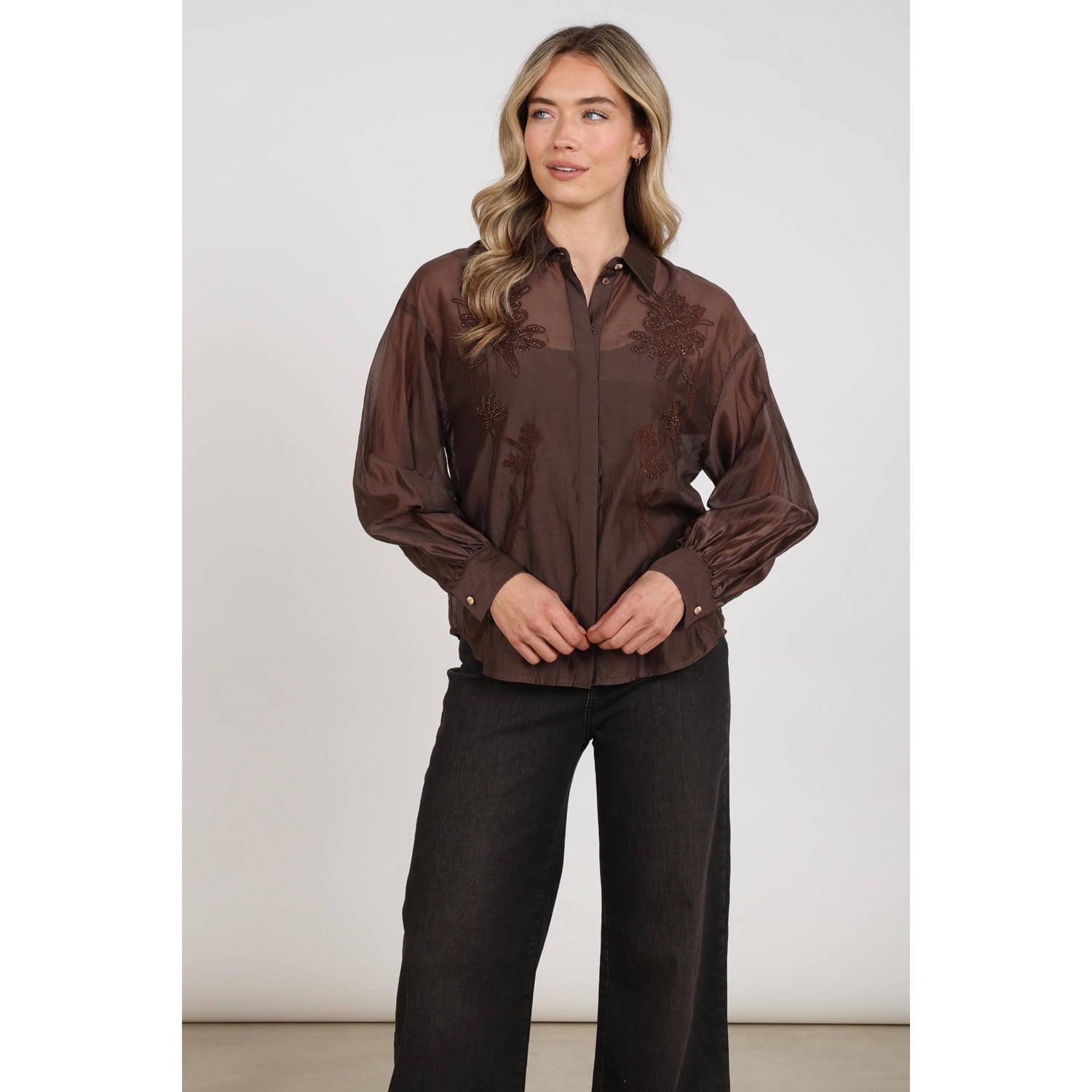 NUKUS semi-transparante blouse met broderie bruin
