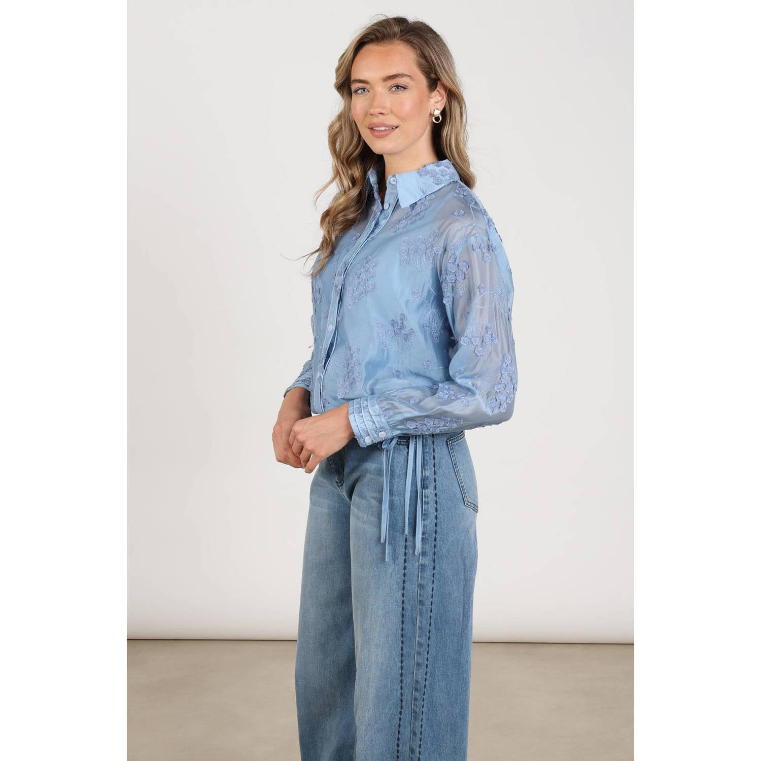 NUKUS semi-transparante blouse met borduursels blauw