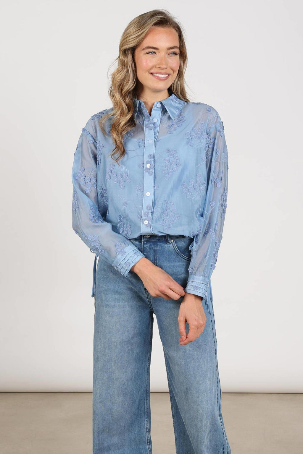 NUKUS semi-transparante blouse met borduursels - blauw