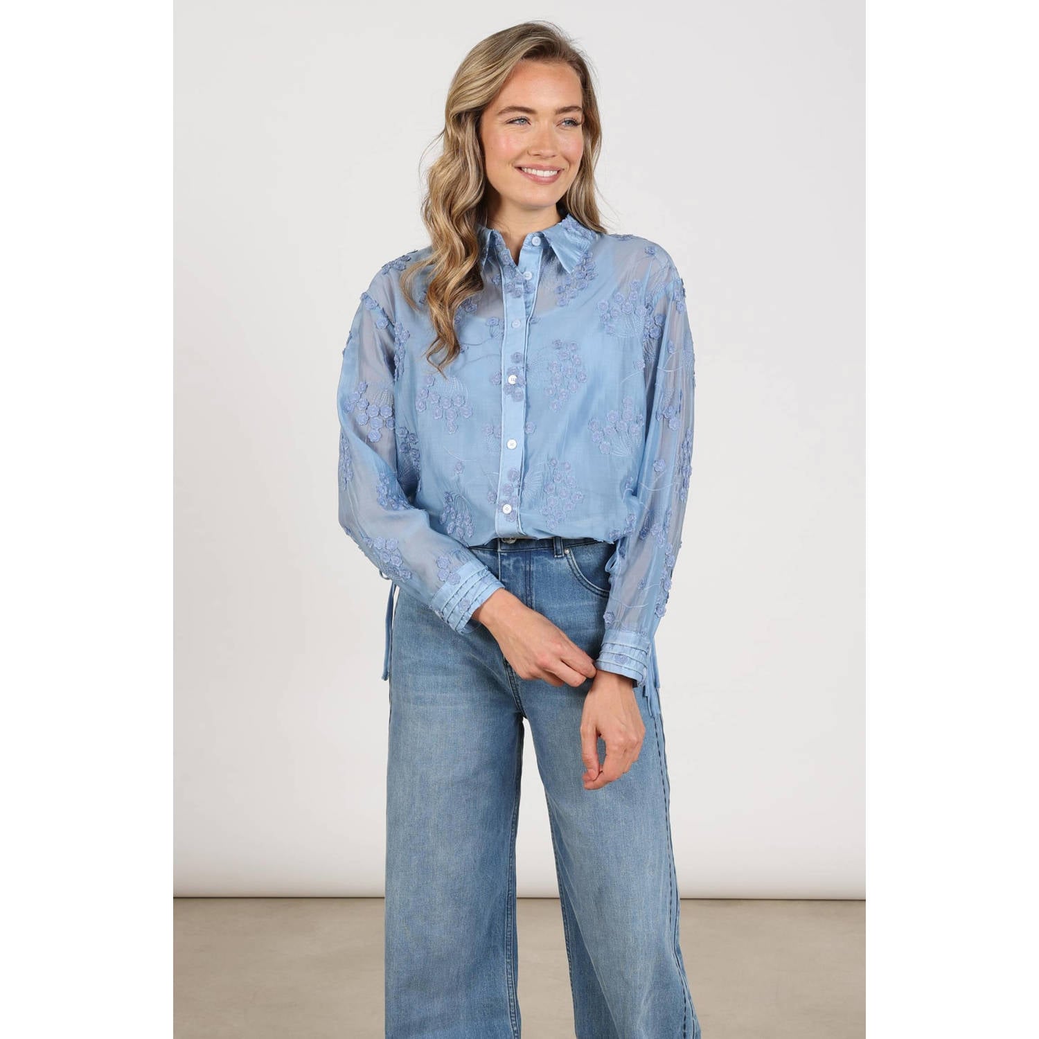 NUKUS semi-transparante blouse met borduursels blauw