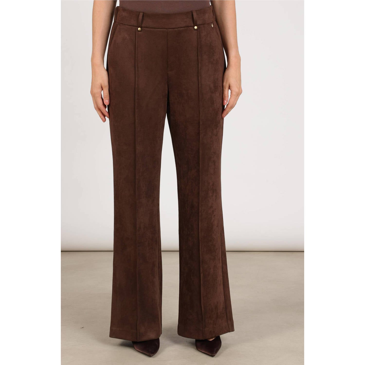NUKUS suèdelook straight leg broek donkerbruin
