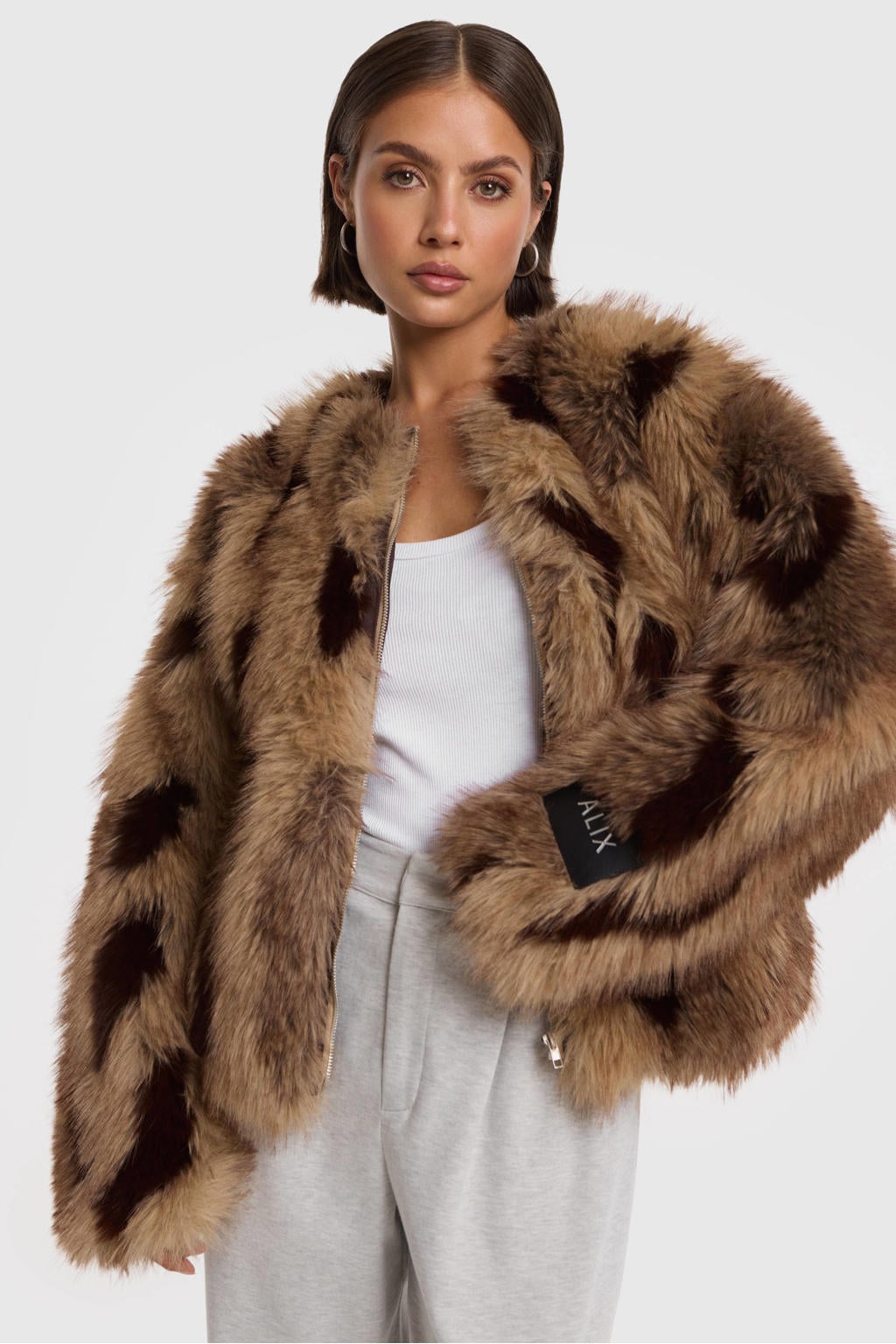 Camelkleurige dames Alix the Label winter faux fur jas met effen, lange mouwen en ritssluiting
