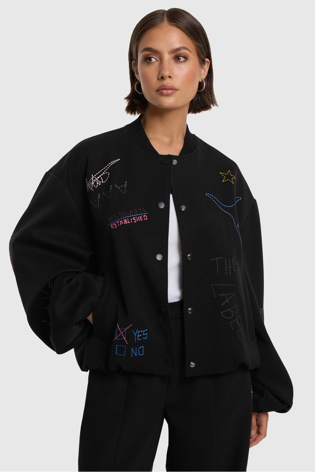 Zwarte dames Alix the Label bomberjack met lange mouwen, ronde hals, drukknoopsluiting en borduursels