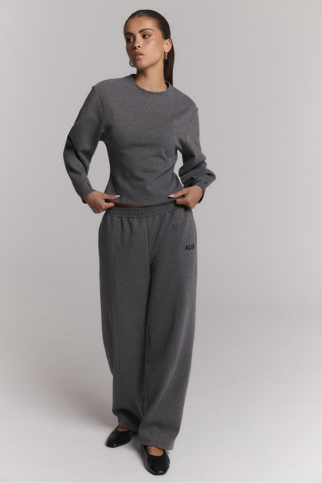 Alix the Label barrel casual broek met logo - grijs