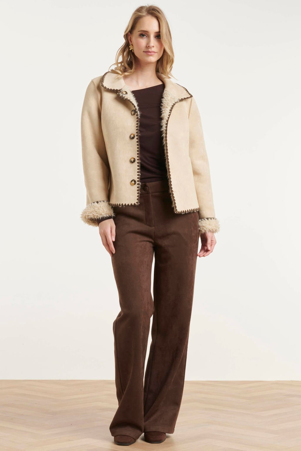 Beige dames Smashed Lemon suèdelook teddyjas met effen, lange mouwen, klassieke kraag en contrast stiksels