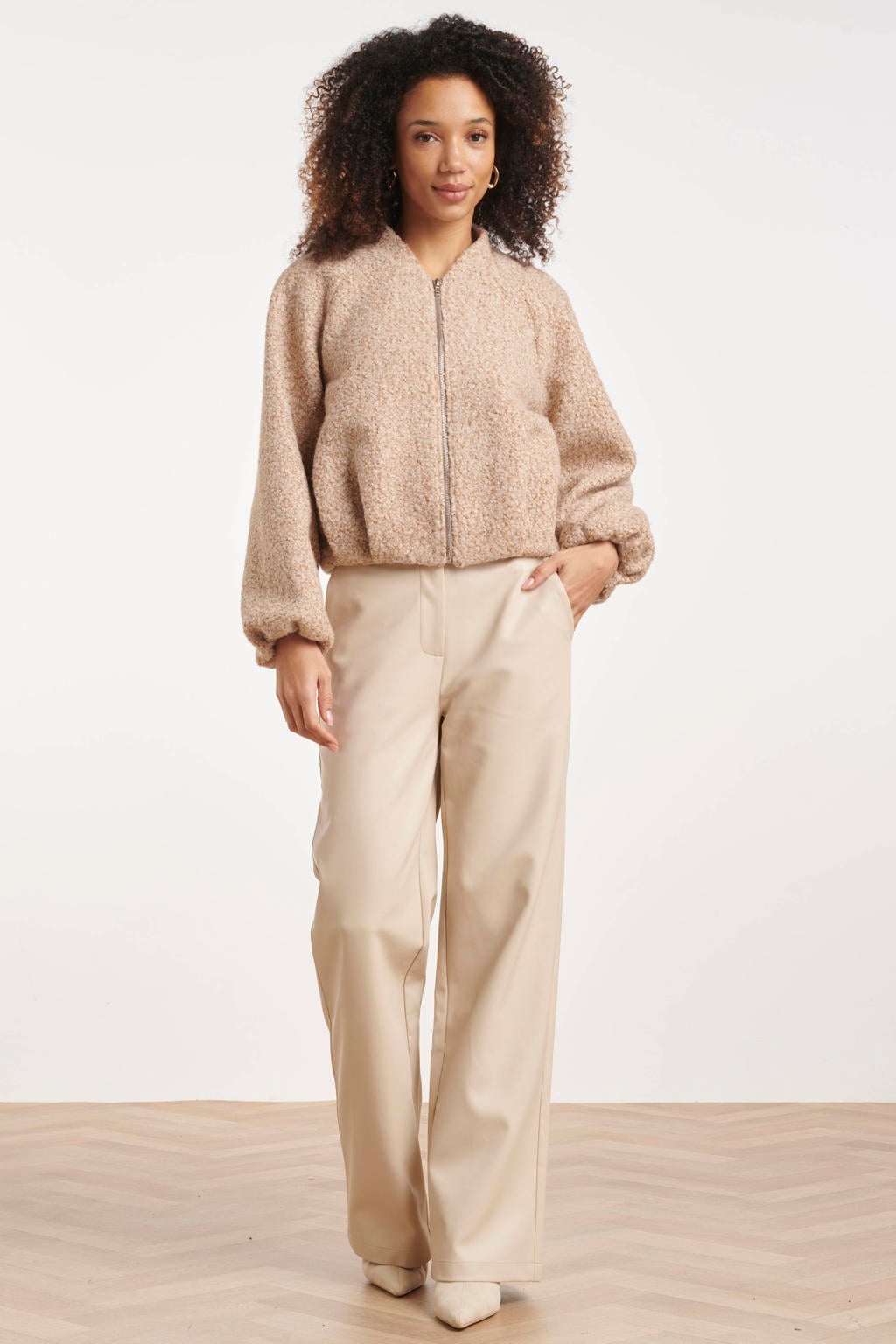 Beige dames Smashed Lemon bouclé bomberjack met effen, lange mouwen, V-hals en textuur