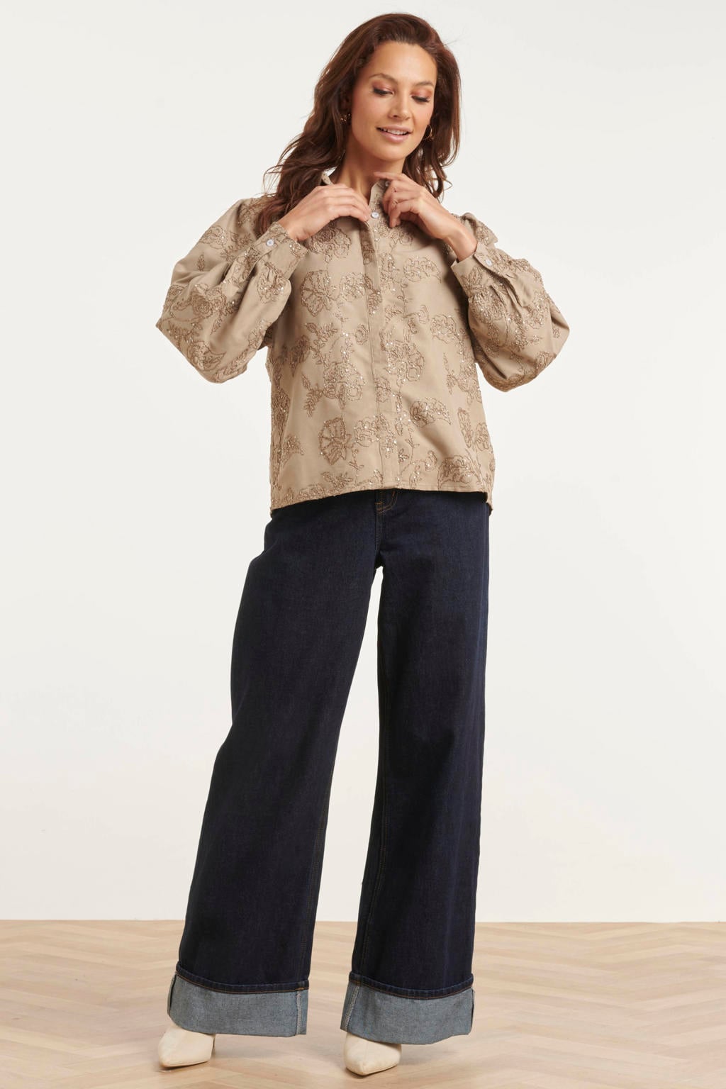 Beige dames Smashed Lemon blouse van gerecycled polyester met effen, lange mouwen, klassieke kraag, knoopsluiting en borduursels