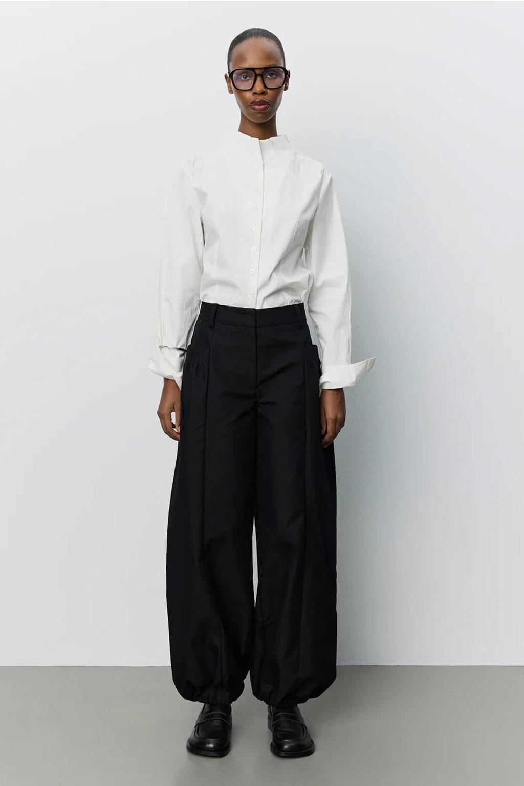 Ecru dames Sofie Schnoor blouse van katoen met effen, lange mouwen, opstaande kraag, knoopsluiting en plooien