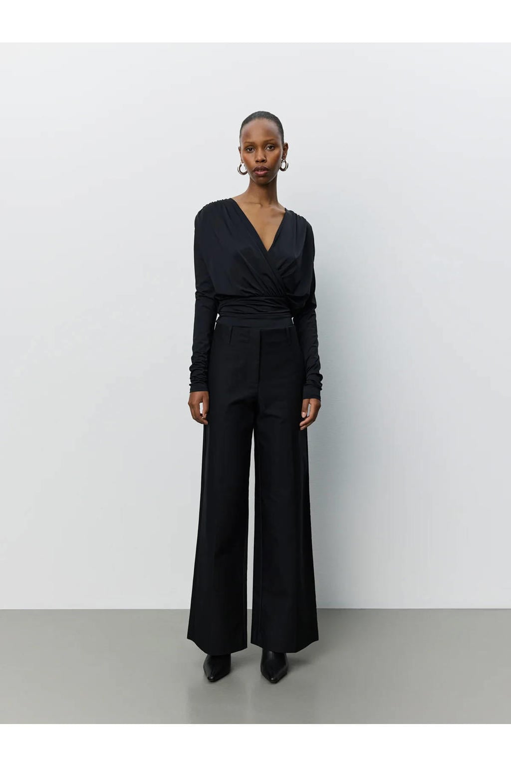 Zwarte dames Sofie Schnoor top van polyamide met effen, lange mouwen, V-hals en overslag detail